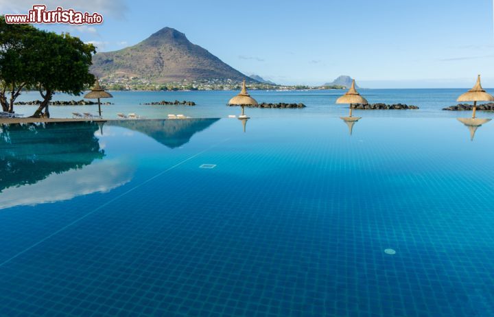 Immagine Piscina di un resort di lusso a Flic en Flac, isola di Mauritius -  La grande piscina di una delle lussuose strutture ricettive che si affacciano sull'oceano Indiano © lenisecalleja.photography / Shutterstock.com