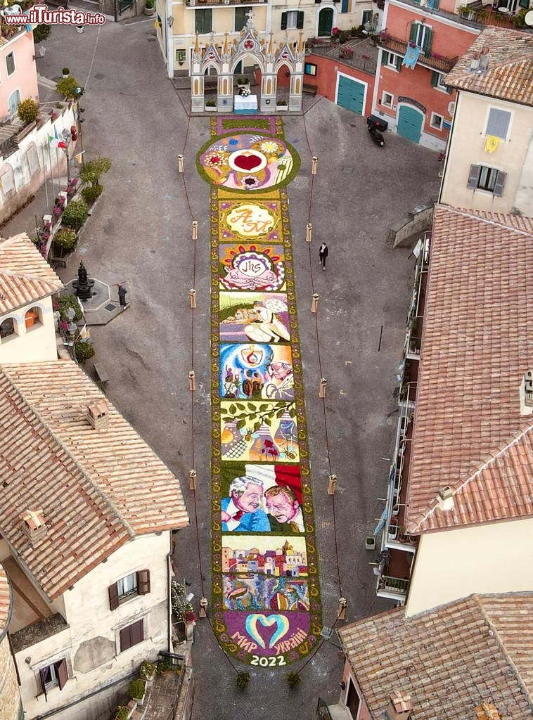 Immagine L'Infiorata di Gerano 2022, ripresa aerea. E' l'infiorata più antica d'Italia - © Comitato Festeggiamenti Madonna del Cuore