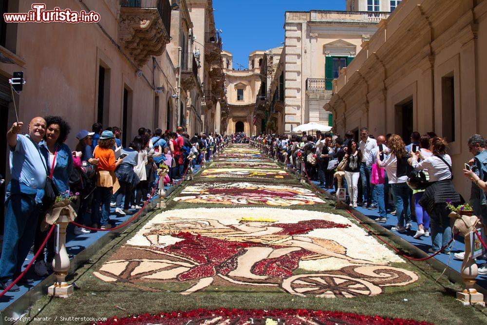 Immagine L'Infiorata di Noto la festa di primavera legata alla tradizione del Corpus Domini - © maratr / Shutterstock.com