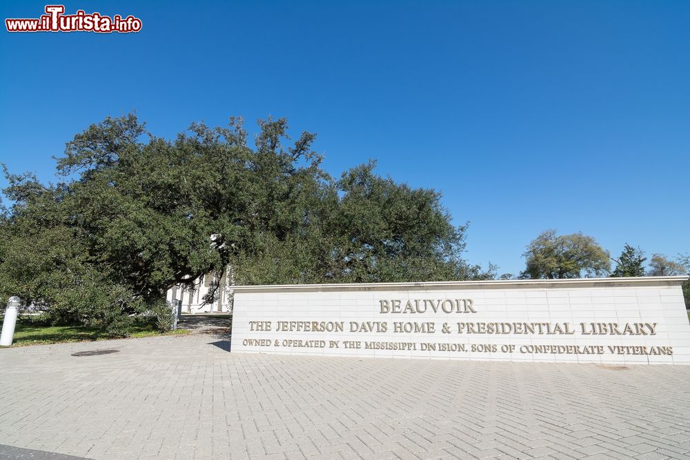 Immagine Ingresso a Beauvoir, casa e biblioteca presidenziale di Jefferson Davis a Biloxi, Mississipi, Stati Uniti. La costruzione di questa dimora storica iniziò nel 1848.