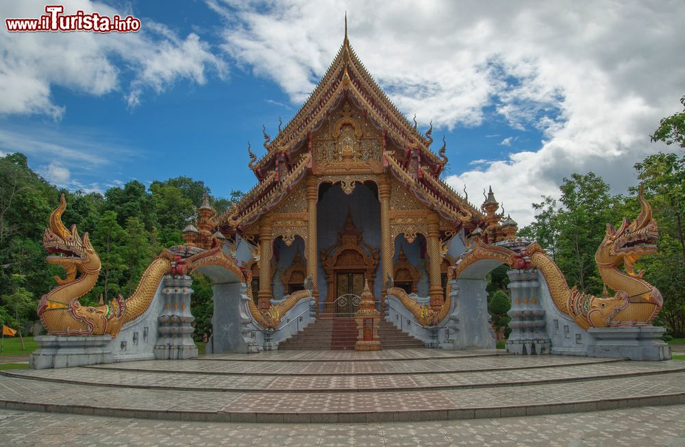 Immagine L'ingresso a un tempio di Mae Hong Son, Thailandia: ai lati vi sono due draghi dorati.