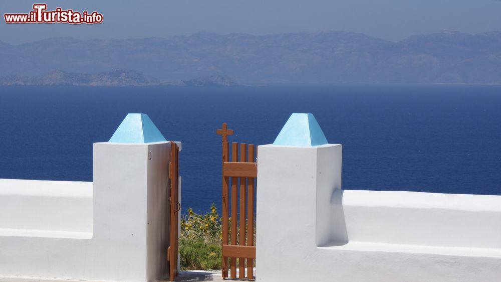 Immagine L'ingresso a una chiesetta abbarbicata su una collina, isola di Donoussa (Grecia).