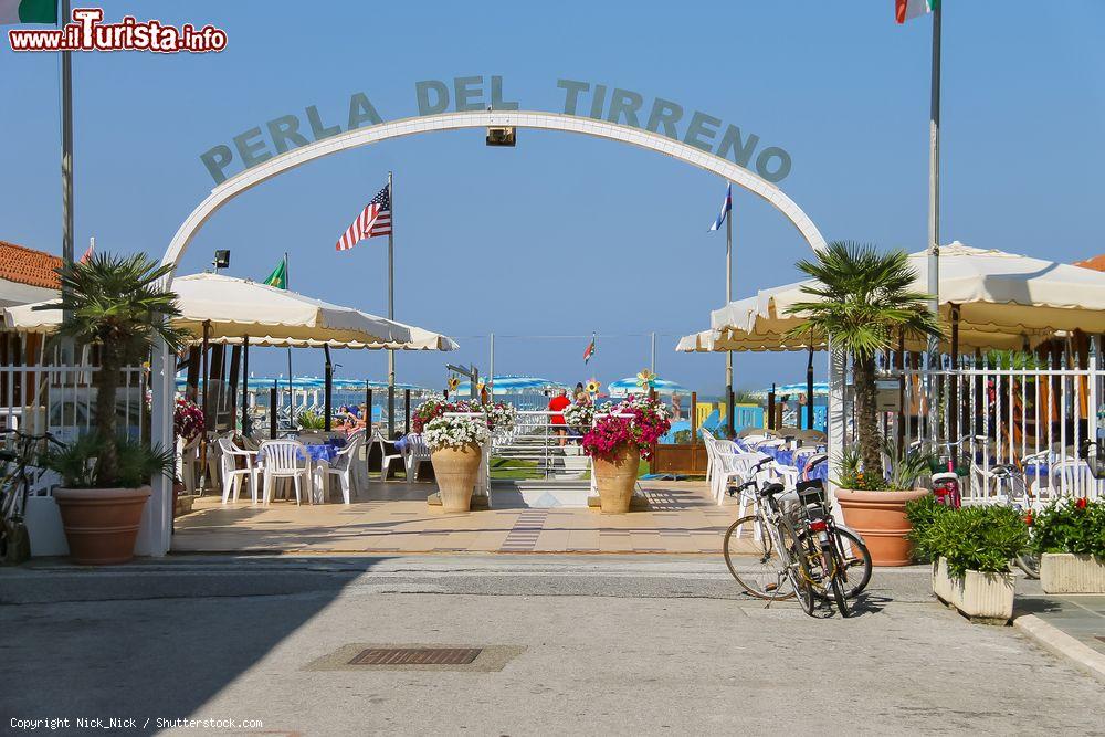 Immagine Ingresso a una spiaggia attrezzata di Viareggio, Toscana. Il litorale di questa località è uno dei più famosi di tutt'Italia per la sabbia fine e la qualità del suo mare - © Nick_Nick / Shutterstock.com