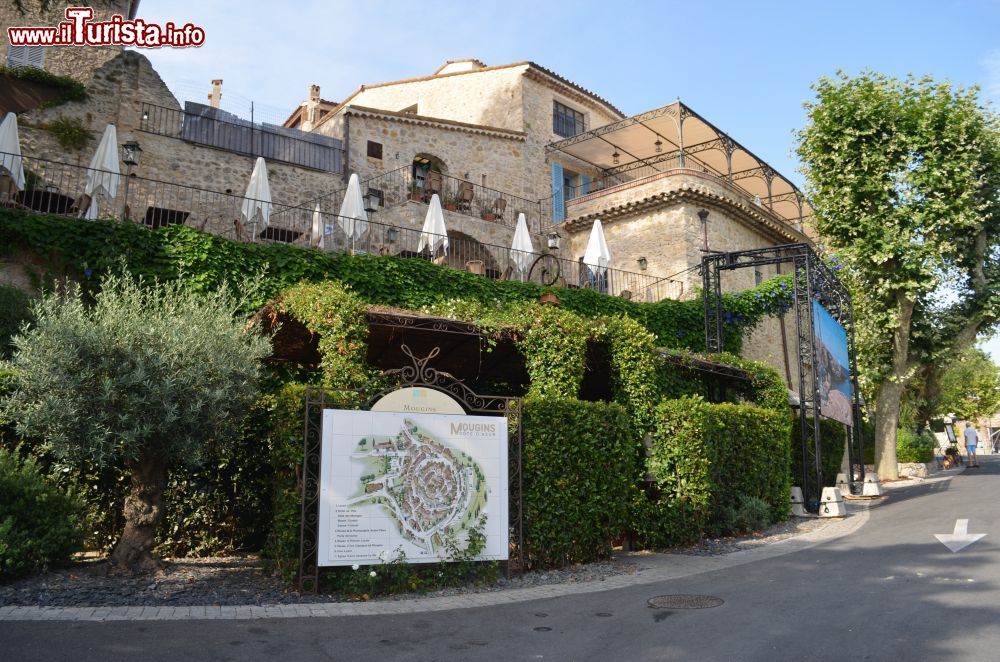 Immagine Ingresso al borgo di Mougins con cartina illustrata