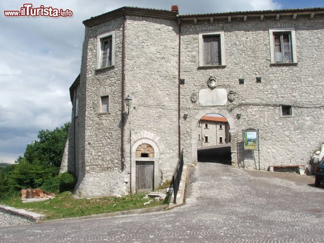 Immagine Ingresso al borgo storico di Vastogirardi, la località a 1200 metri di altitudine nelle montagne del Molise - © Provincia di Isernia