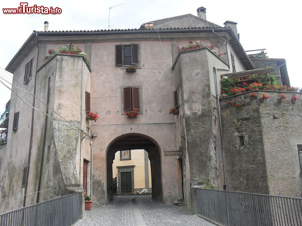 Immagine Ingresso al Castello del borgo di Latera nel Lazio - © Valentina Simoncini - CC BY-SA 3.0, Wikipedia