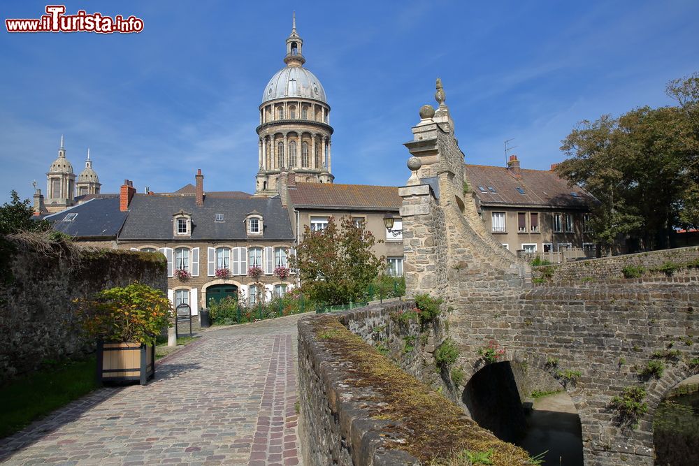 Immagine Ingresso al castello del museo e alla basilica di Notre Dame a Boulogne-sur-mer, Nord-Passo di Calais, Francia. La chiesa venne costruita agli inizi del XIX° secolo ispirandosi a quella di San Pietro a Roma.