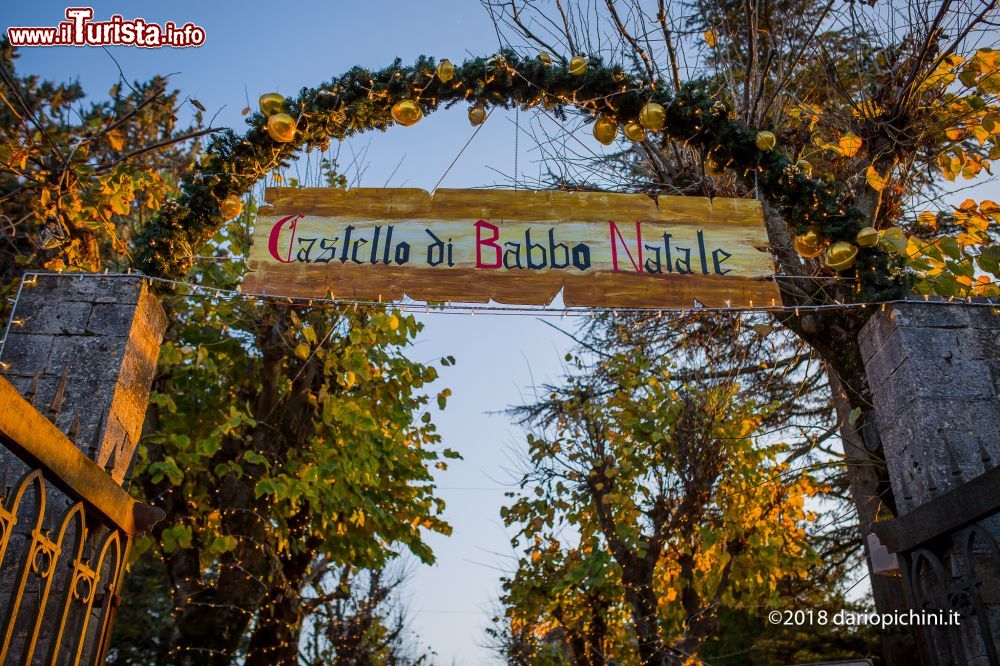 Immagine L'ingresso al castello di Babbo Natale: siamo nella fortezza di Montepulciano (Toscana) dove, fra la bellezza delle colline senesi, si può assaporare l'atmosfera del Natale.