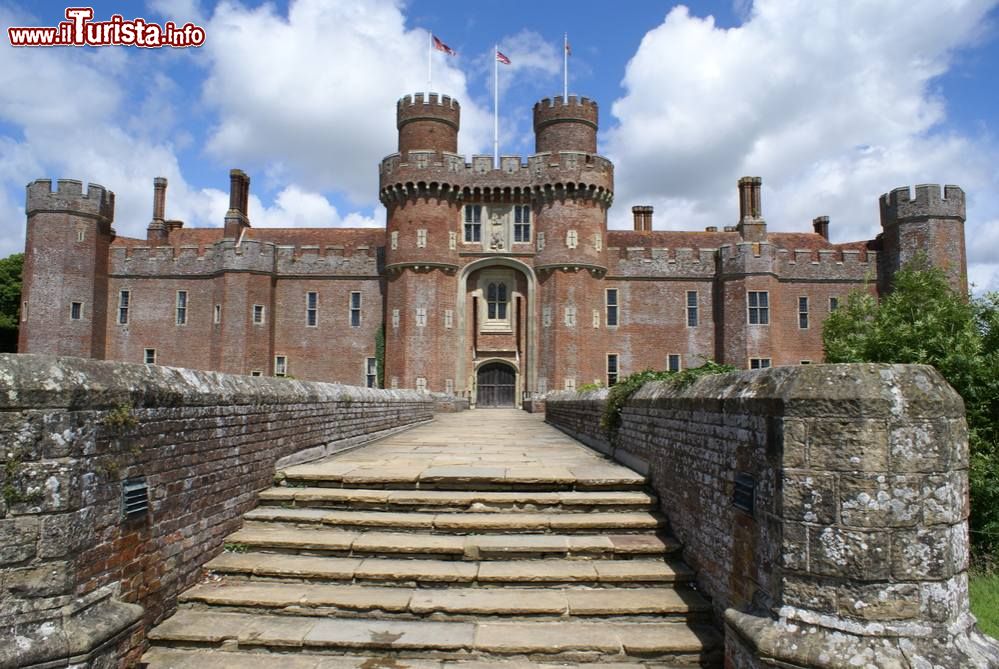 Immagine Ingresso al Castello di Herstmonceux nel sud dell'Inghilterra. Qui viene svolto un importante Festival Medievale