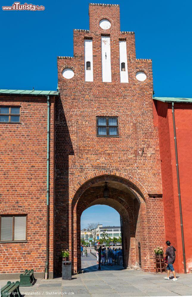 Immagine Ingresso al castello di Malmo, Svezia. Il primo castello fu fondato nel 1434 dal sovrano Eric di Pomerania; venne poi demolito e ricostruito negli anni Trenta del XVI° secolo - © Shaggyphoto / Shutterstock.com