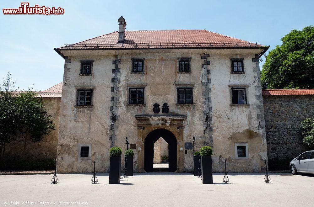 Immagine Ingresso al castello di Otocec nei pressi della città di Novo Mesto, Slovenia - © Zvonimir Atletic / Shutterstock.com