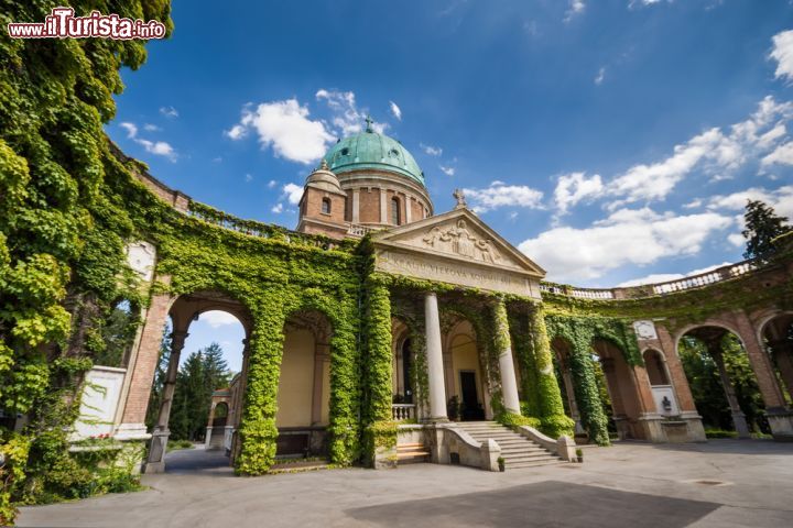 Immagine Ingresso al cimitero di Mirogoj con la chiesa di King Christ a Zagabria, Croazia. Situato sulle pendici del monte Medvednica, questo parco monumentale è cinto du spesse mura e ospita anche una galleria di sculture di artisti croati - © Deymos.HR / Shutterstock.com