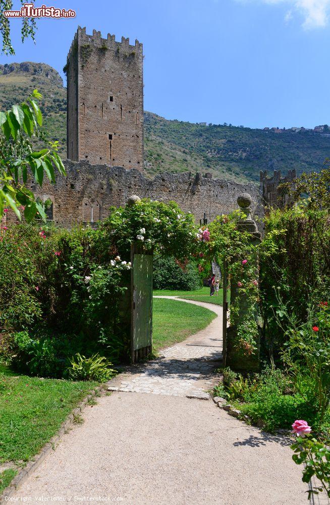 Immagine Ingresso al Giardino della Ninfa, attrazione indiscussa di Cisterna di Latina nel Lazio. - © ValerioMei / Shutterstock.com