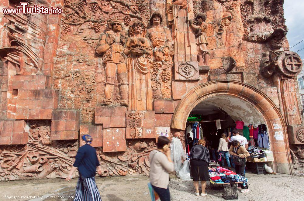 Immagine Ingresso al mercato cittadino con decori di epoca sovietica a Kutaisi, Georgia. Terza cittadina della Georgia, Kutaisi ha una popolazione di oltre 200 mila abitanti - © Radiokafka / Shutterstock.com