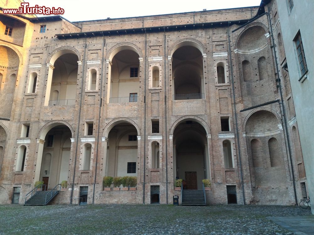 Immagine Ingresso al Museo Civico di Palazzo Farnese in centro a Piacenza