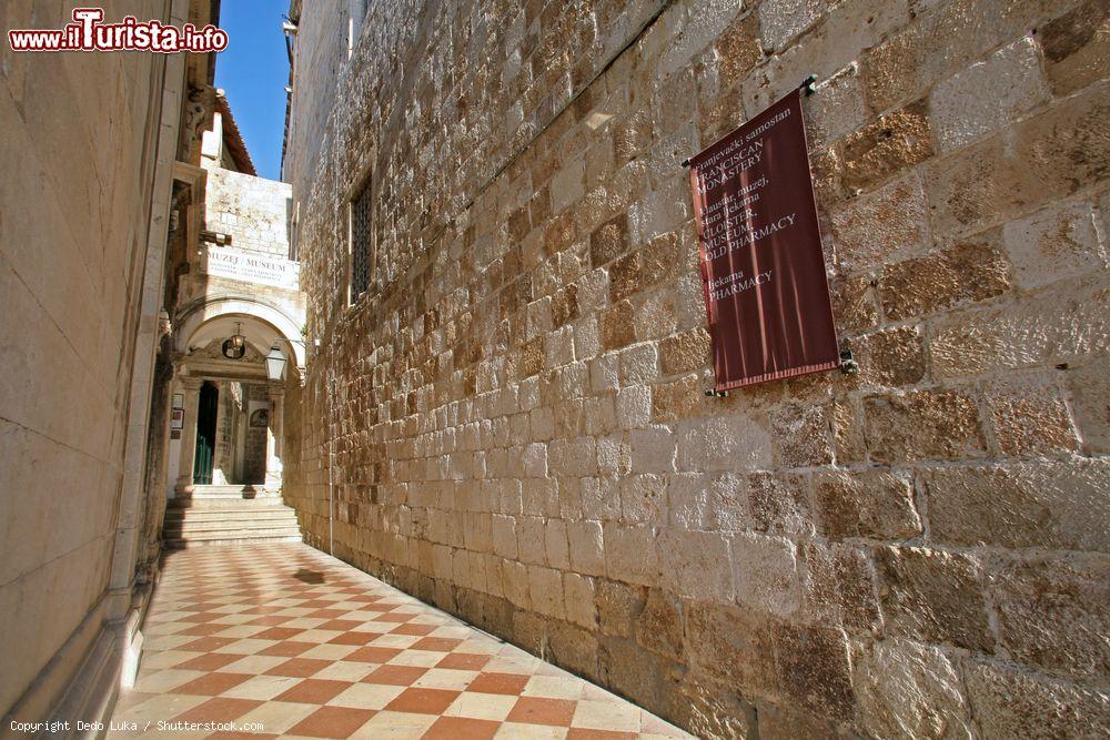 Immagine Ingresso al museo del monastero francescano di Dubrovnik, Croazia, con la vecchia farmacia - © Dedo Luka / Shutterstock.com