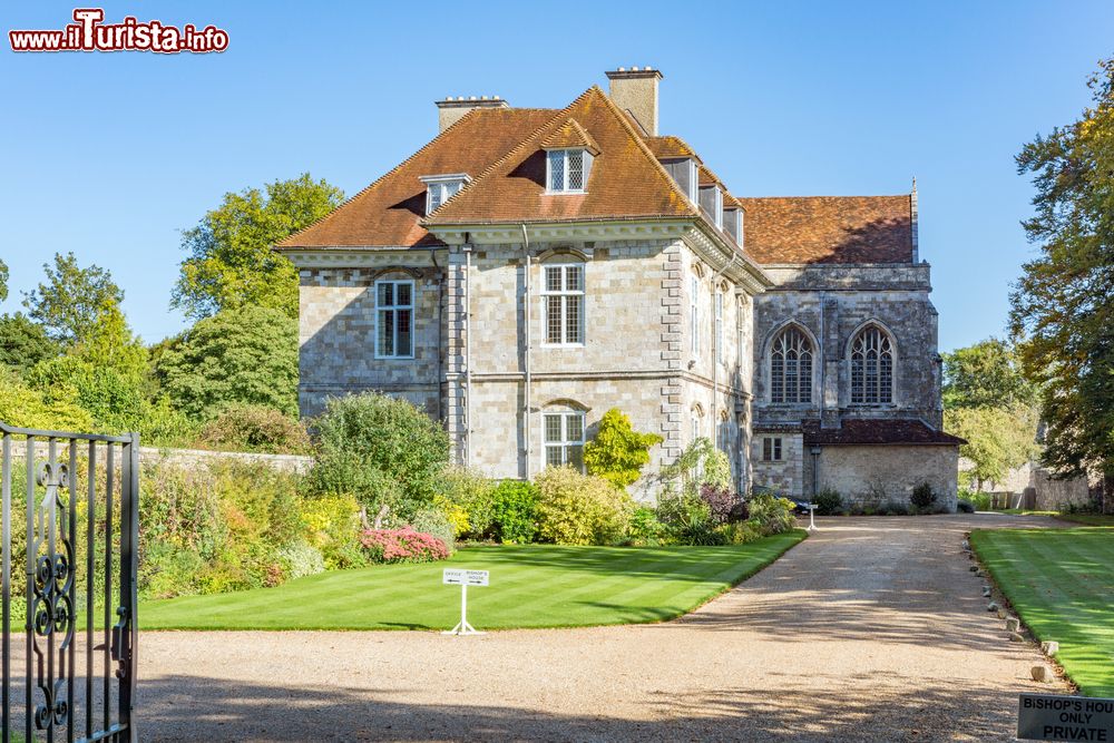 Immagine L'ingresso al Palazzo dei Vescovi di Winchester, Inghilterra. Fondato nel XII° secolo dal vescovo Henry de Blois, fratello di re Stephen, questo edificio è stato uno dei più grandi della Londra medievale. Utilizzata sino al XVII° secolo, i resti di questa costruzione sono stati restaurati nel corso degli anni '80.