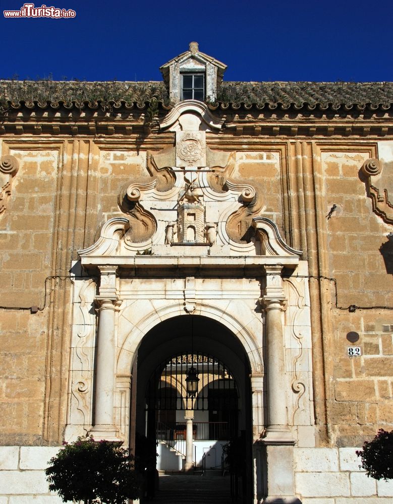 Immagine Ingresso al Posito Municipal di Osuna, Andalusia, Spagna. Questo antico deposito costruito nel XVIII° secolo serviva al Comune per immagazzinare il grano fino a quando nel 1833 venne trasformato in ospedale per gli infermi della guerra di Cuba. Oggi è un'abitazione privata.