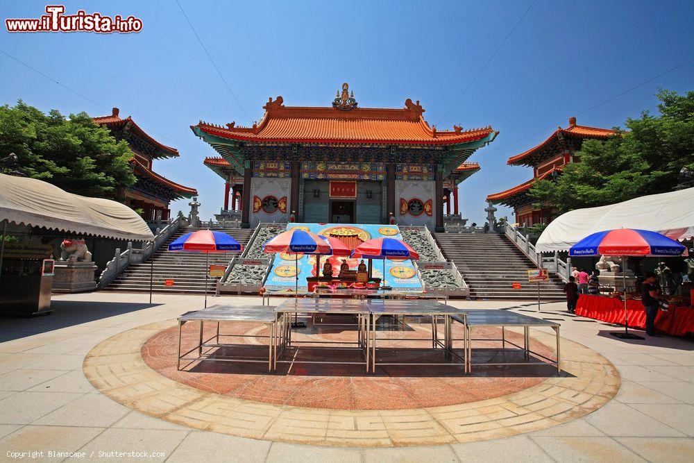 Immagine Ingresso al tempio cinese di Wat Leng Noei Yi 2 a Nonthaburi, Thailandia. Aperto al pubblico nel 2008, è stato edificato per celebrare il mezzo secolo di regno di re Bhumibol - © Blanscape / Shutterstock.com