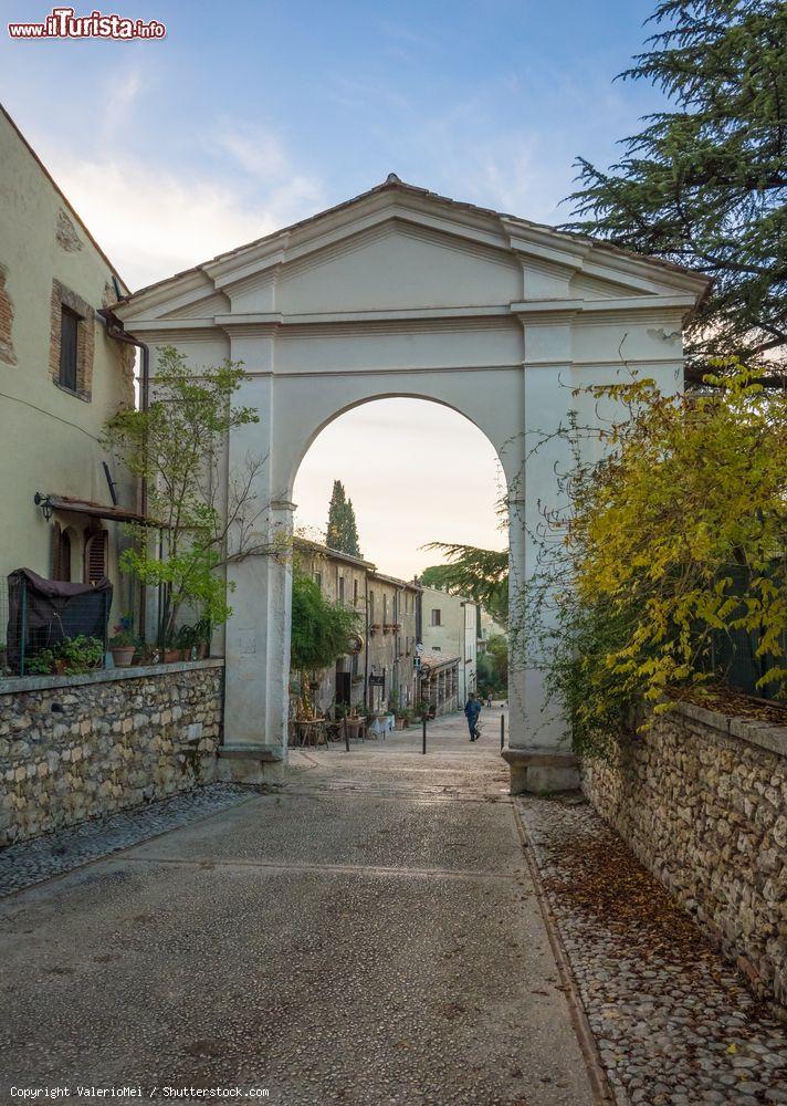 Immagine Ingresso alla Abbazia di Farfa una delle attrazioni di Fara in Sabina - © ValerioMei / Shutterstock.com