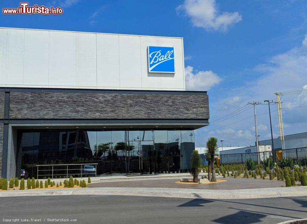 Immagine Ingresso alla Ball Corporation del Guadalupe Industrial Park alla periferia di Monterrey, Messico - © Luke.Travel / Shutterstock.com