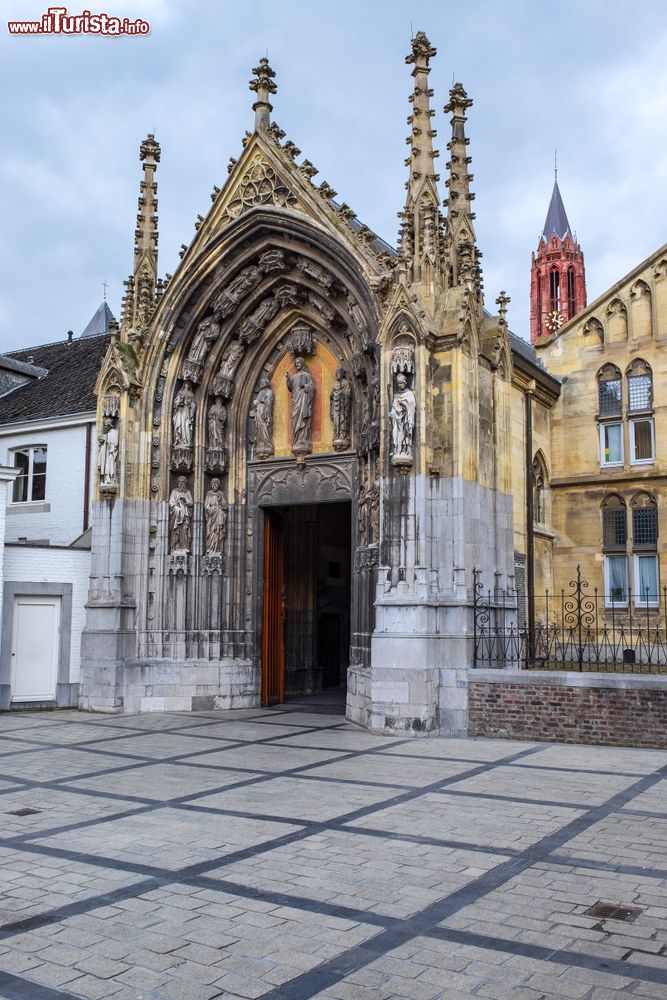 Immagine Ingresso alla chiesa di San Servazio a Maastricht, Olanda. E' stata edificata fra l'XI° e il il XIII° secolo sul sacello contenente le spoglie di San Servazio, primo vescovo della regione.