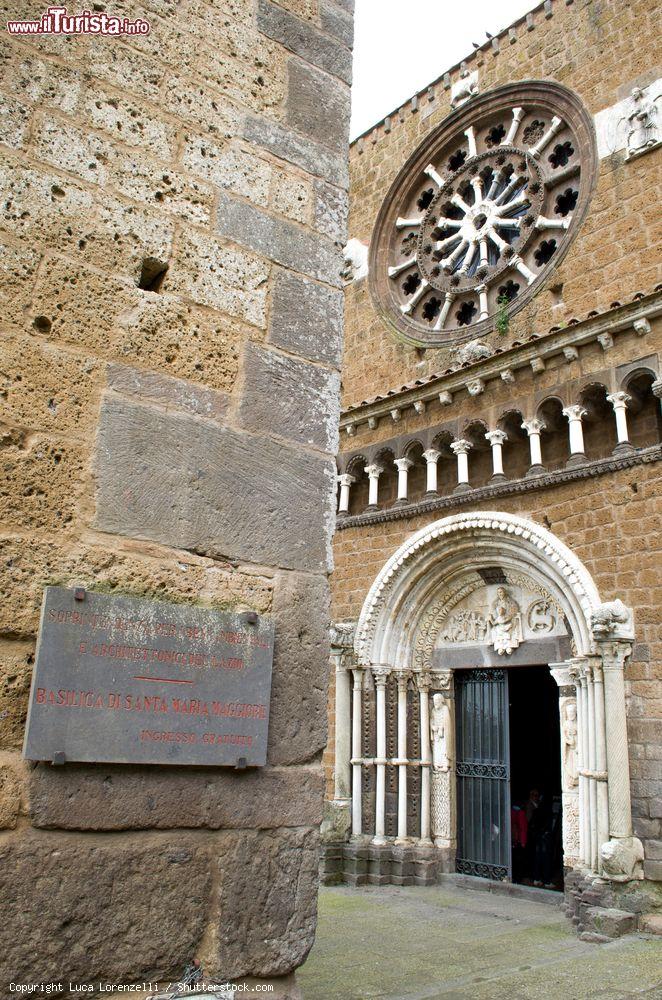 Immagine Ingresso alla Chiesa di Santa Maria Maggiore a Tuscania, in provincia di Viterbo nel Lazio - © Luca Lorenzelli / Shutterstock.com