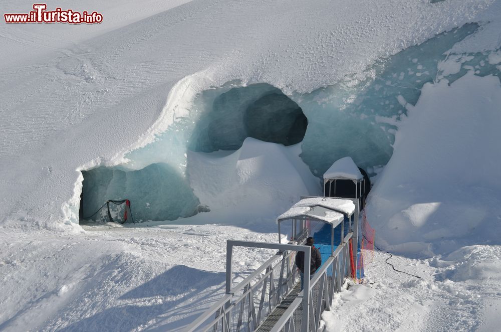 Immagine Ingresso alla Grotta di Ghiaccio al Mer de Glace di Chamonix, Francia. Viene scavata ogni anno dal 1946.