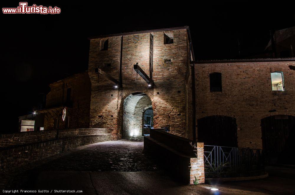 Immagine Ingresso alla Rocca di Mondaino, la fortezza medievale simbolo del borgo del riminese - © Francesco Guitto / Shutterstock.com