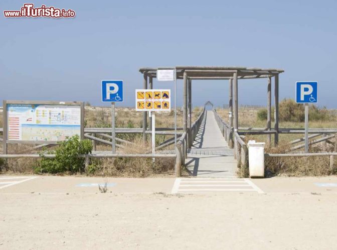 Immagine Ingresso alla spiaggia di Zahara de los Atunes, Spagna. Ogni anno migliaia di persone scelgono questa località per le sue spiagge tranquille e i suoi paesaggi incontaminati - © tonisalado / Shutterstock.com