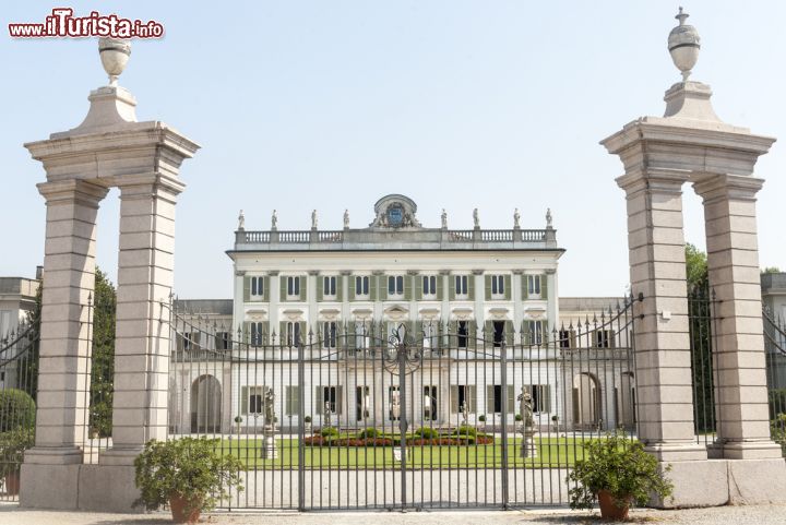 Immagine L'Ingresso monumentale della villa neoclassica dei Borromeo a Cassano d'Adda - © Claudio Giovanni Colombo / Shutterstock.com