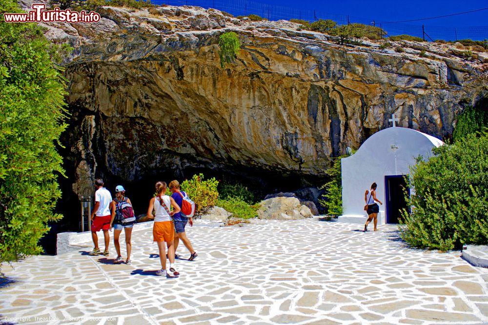 Immagine Ingresso alle grotte di Antiparos, Grecia, famose per le ricche decorazioni di stalattiti e stalagmiti - © Theastock / Shutterstock.com