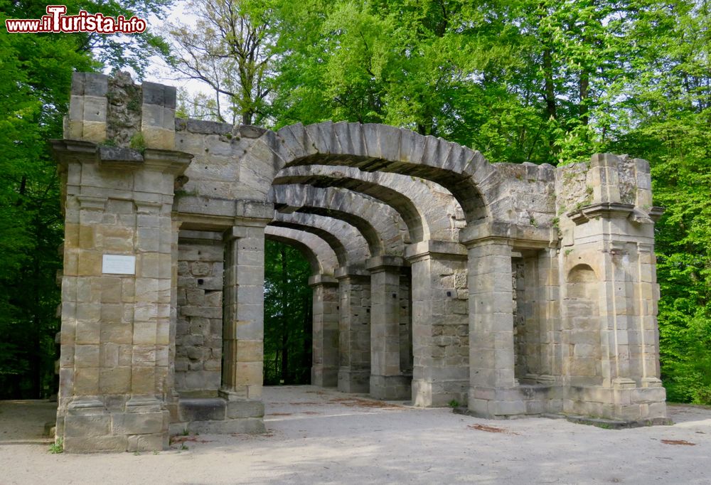 Immagine Ingresso alle rovine del teatro dell'Ermitage a Bayreuth, Germania.