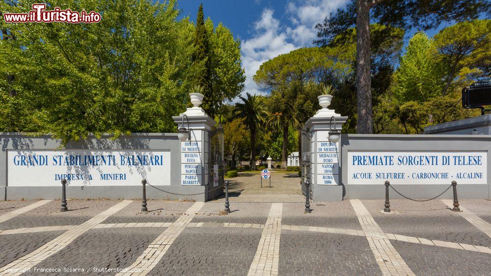 Immagine Ingresso alle terme di Telese in Campania - © Francesca Sciarra / Shutterstock.com