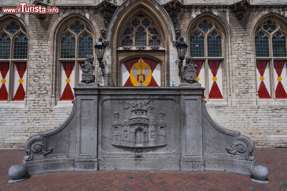 Immagine Ingresso allo storico Municipio di Middelburg, Olanda: realizzato in stile tardo gotico, è ritenuto uno degli edifici più belli dell'intero paese.