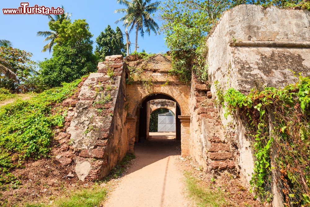 Immagine L'ingresso all'antico forte olandese di Negombo (Sri Lanka). Oggi rimangono solo alcuni resti della vecchia fortificazione.