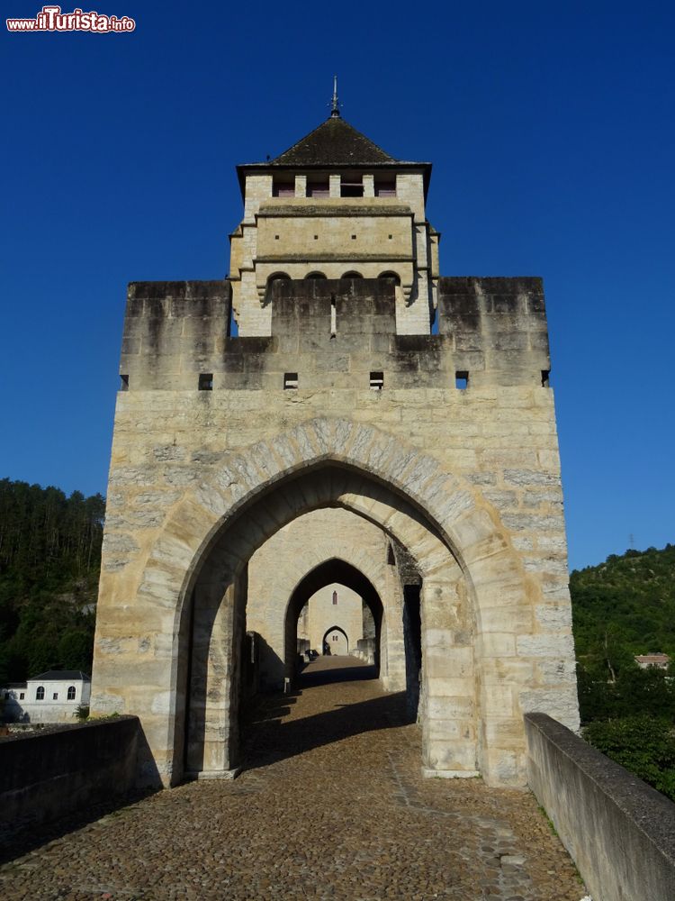 Immagine Ingresso attraverso le torri del ponte Valentré a Cahors, Francia. Patrimonio mondiale Unesco, questo ponte è uno dei simboli della città.