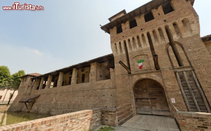 Immagine L'ingresso al grande castello visconteo di Pagazzano in Lombardia - © Claudio Giovanni Colombo / Shutterstock.com