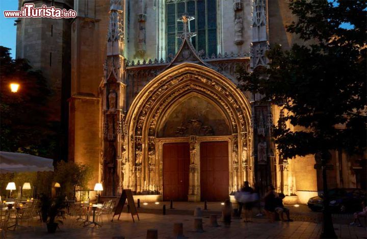 Immagine Ingresso della cattedrale Saint-Sauveur ad Aix-en-Provence, Francia - La bellissima chiesa di Aix en Provence è l'inizio ideale per andare alla scoperta della città. Da non perdere il piccolo chiostro: ingresso dalla piazzetta laterale alla cattedrale © Nikolay Dimitrov - ecobo / Shutterstock.com