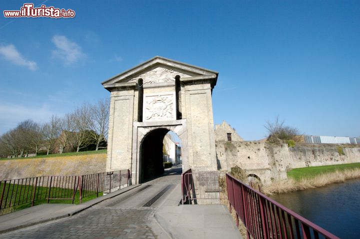 Immagine La Porta di Cassel è una delle cinque porte ancora oggi intatte che si trovano lungo le antiche mura della città di Bergues, nel nord dell Francia.