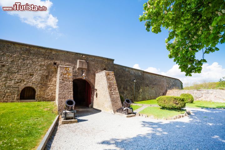 Immagine L'ingresso della cittadella di Dinant è raggiungibile con la funivia oppure percorrendo a piedi i 408 gradini dal borgo - foto © Sergey Novikov / Shutterstock.com