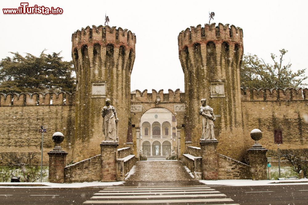 Immagine Ingresso del Castello di Roncade in inverno. Siamo in provinci di Treviso in Veneto