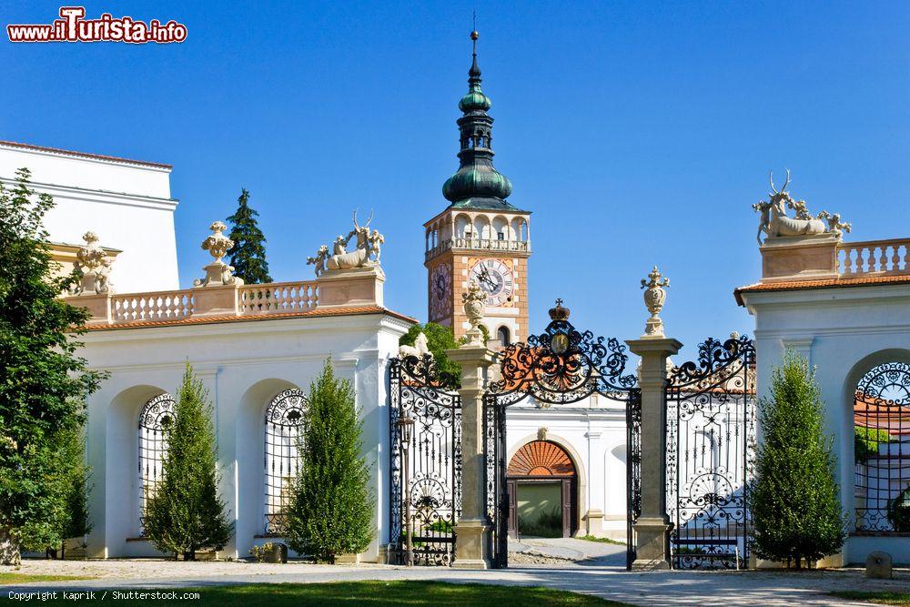 Immagine Ingresso del castello e chiesa di St. Wenceslas a Mikulov, Repubblica Ceca. Kostelem sv.Vàclava, ossia la chiesa di San Venceslao, è stata ricostruita fra il XVI° e il XVII° secolo - © kaprik / Shutterstock.com