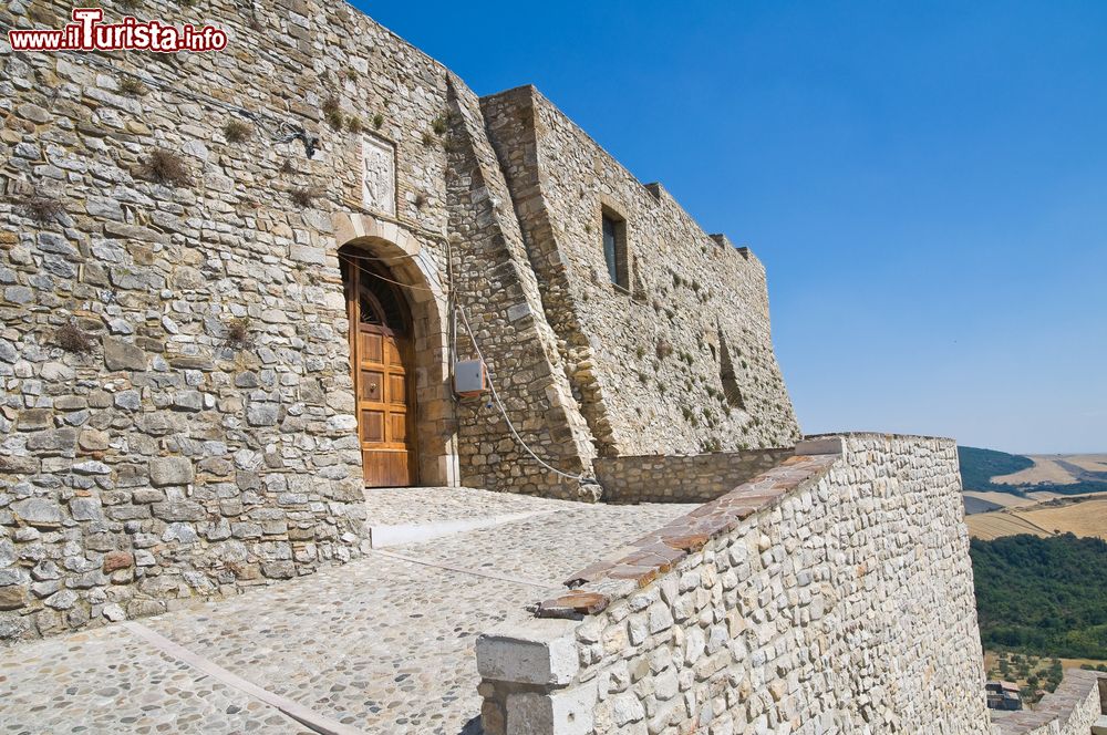 Immagine L'ingresso del Castello Normanno-Svevo di Deliceto, Puglia. L'edificio risale al XII secolo, quando fu costruito intreamente in pietra locale.