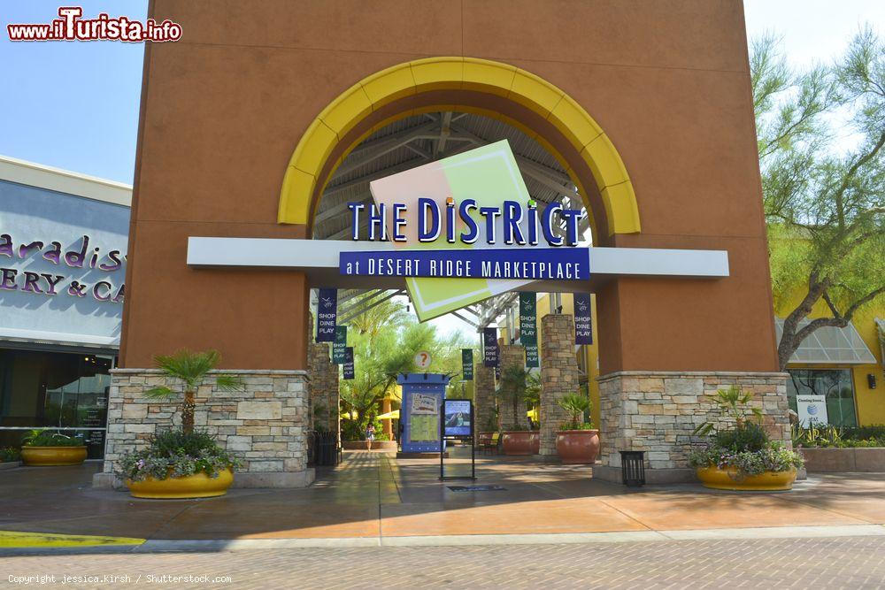 Immagine Ingresso del centro commerciale Desert Ridge Marketplace a Phoenix, Arizona. Quest'area dedicata allo shopping si trova vicino alla 101 Freeway e Tatum Boulevard - © jessica.kirsh / Shutterstock.com