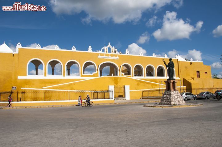 Immagine Ingresso del convento di San Antonio de Padua a Izamal, Messico. Fra le attrazioni turistiche ospitate in questa cittadina messicana, l'edificio religioso francescano è una delle più visitate da turisti e fedeli provenienti da tutto il mondo - © Gerardo C.Lerner / Shutterstock.com