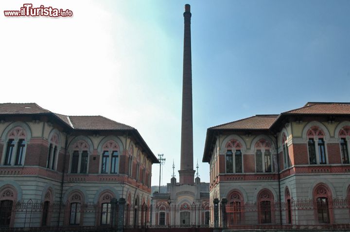 Immagine L'ingresso del Cotonificio Crespi di Crespi d'Adda: il cuore del villaggio ideale - edificato nel 1876 e chiuso definitivamente nel 2003, questo cotonificio è stato l'origine del famoso villaggio operaio di Crespi d'Adda, recentemente insignito del prestigioso titolo di "patrimonio dell'umanità" dall'UNESCO. Il cotonificio ha rappresentato una vera e propria potenza industriale nel contesto bergamasco ed è arrivato, nei tempi d'oro, ad avere all'attivo ben 4000 dipendenti.