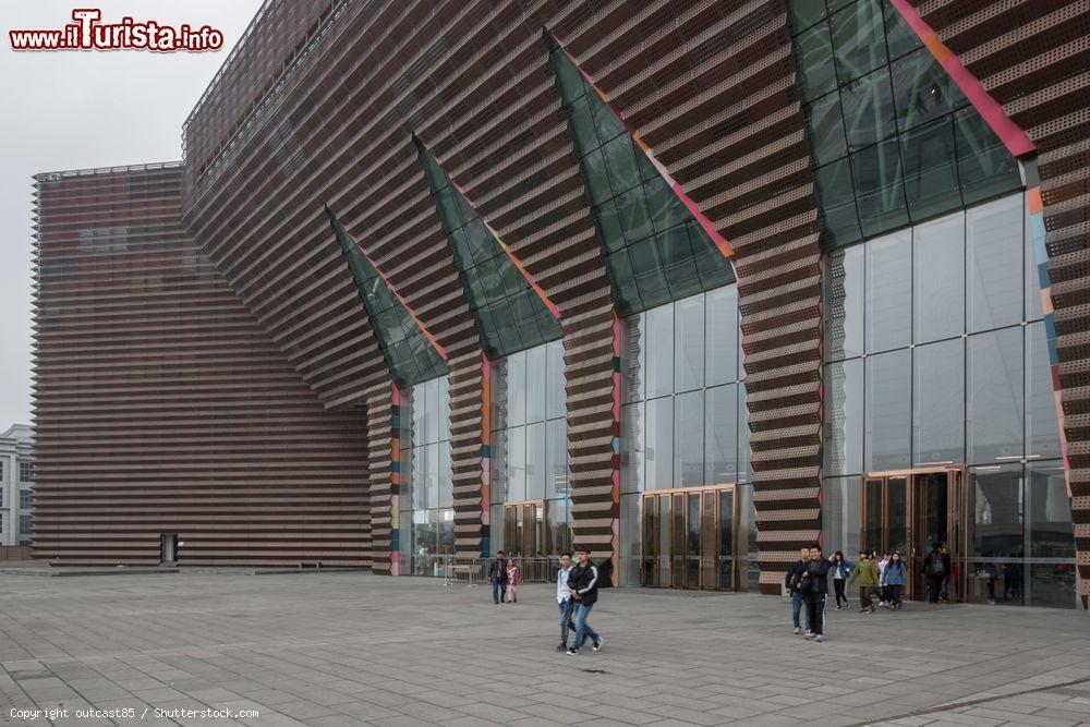 Immagine Ingresso del Guiyang Provincial Museum, provincia di Guizhou (Cina). Questo spazio museale offre testimonianze della cultura etnica, della storia locale e di animali preistorici - © outcast85 / Shutterstock.com