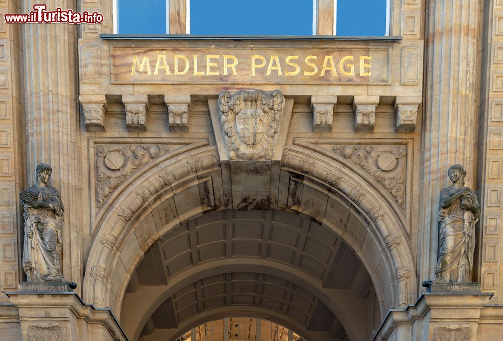 Immagine Ingresso del Madler Passage a Lipsia, Germania: è uno dei passaggi al coperto dedicato allo shopping più celebre della città.