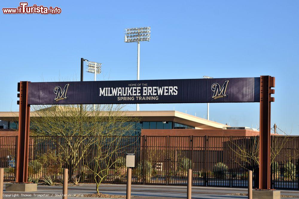 Immagine Ingresso del Milwaukee Brewers a Phoenix, Arizona: noto con il nome di American Family Fields of Phoenix, questo parco da baseball è situato nella comunità di Maryvale - © Thomas Trompeter / Shutterstock.com